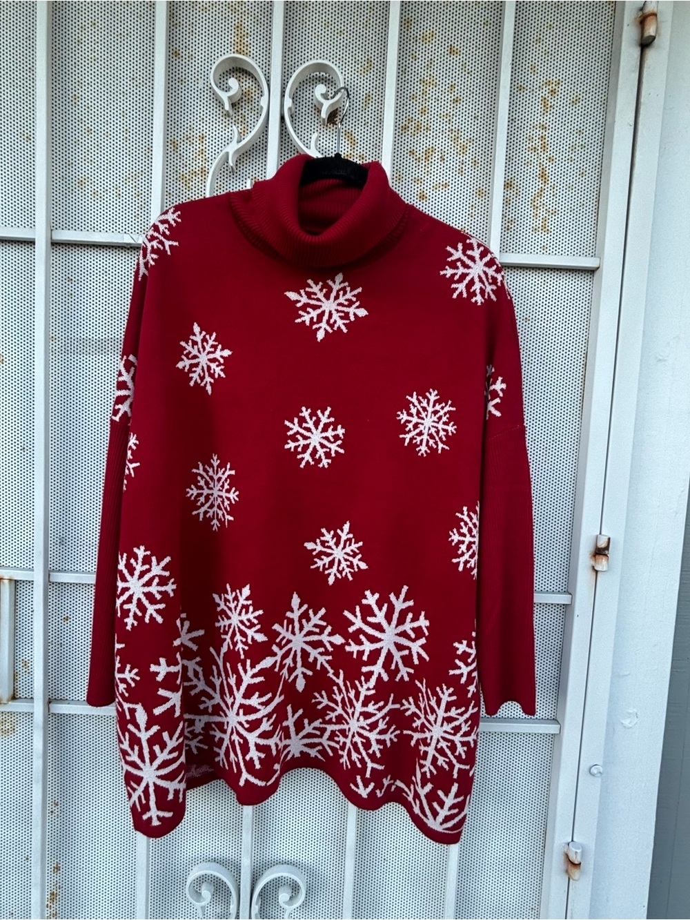 Tint & Shadow S/M long sleeve turtleneck knit sweater red/white snow flakes NWT